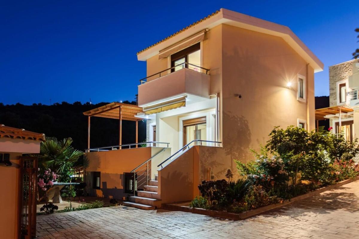 Petalídhion Villa Armonia - Beachfront Majestic Retreat מראה חיצוני תמונה